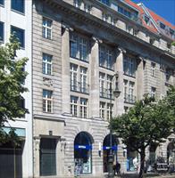 “Former commercial building of the Daimler-Motoren-Gesellschaft (Daimler Motor Company) at Unter den Linden 28-30 in Berlin-Mitte. It was built 1912-1913”, photo by Beek100