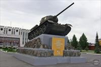 “T-34 monument located near the main Uralvagonzavod building and its museum in Nizhniy Tagil”, photo and caption by Nucl0id