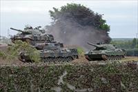 Leopard in background at Tankfest 2009, photo by Narco